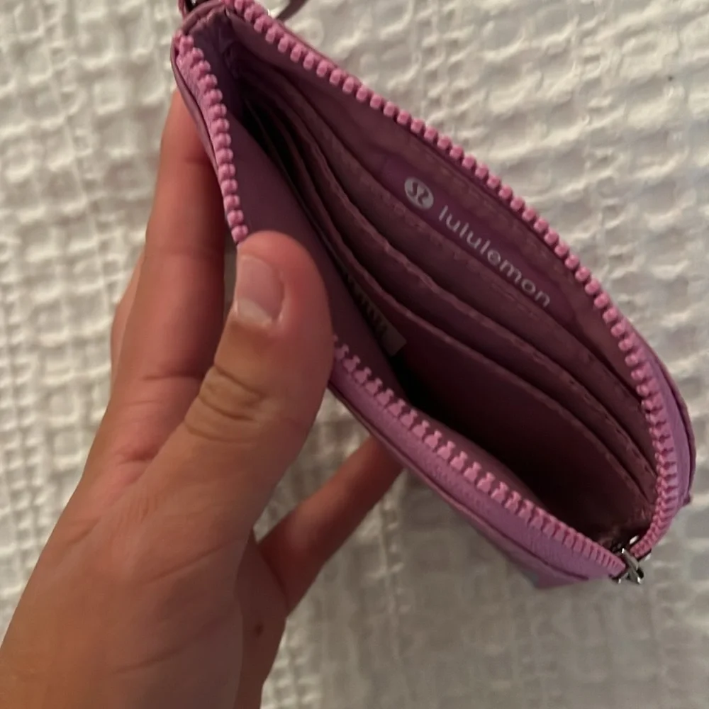 ✌🏼Dahlia Mauve Lululemon Clippable Card Pouch!✌🏼 - Picture 6 of 7